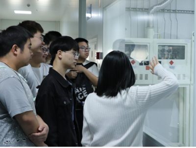 实景课堂见真知 学生走进生产车间，劳动实践教育结硕果